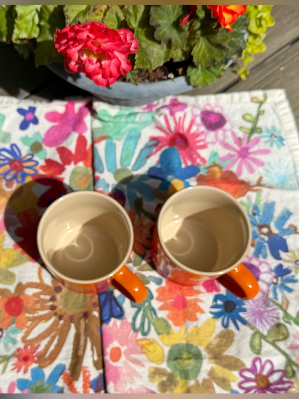 NWT Le Creuset Vibrant ‘Flame’ Orange Ombré Stoneware Mugs - Set of 2 - Picture 3 of 4